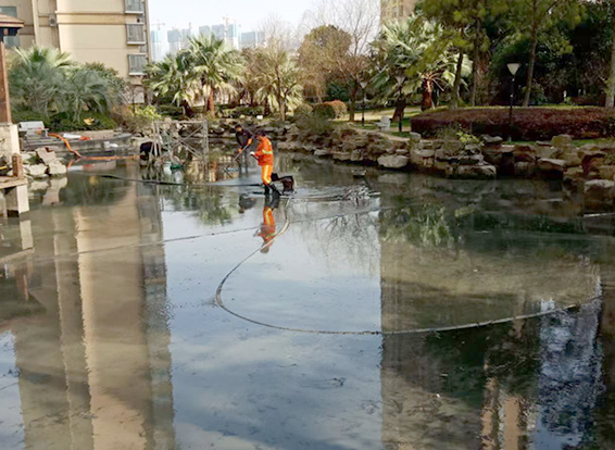 来宾景观池淤泥清理