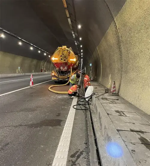 来宾隧道排水渠清淤